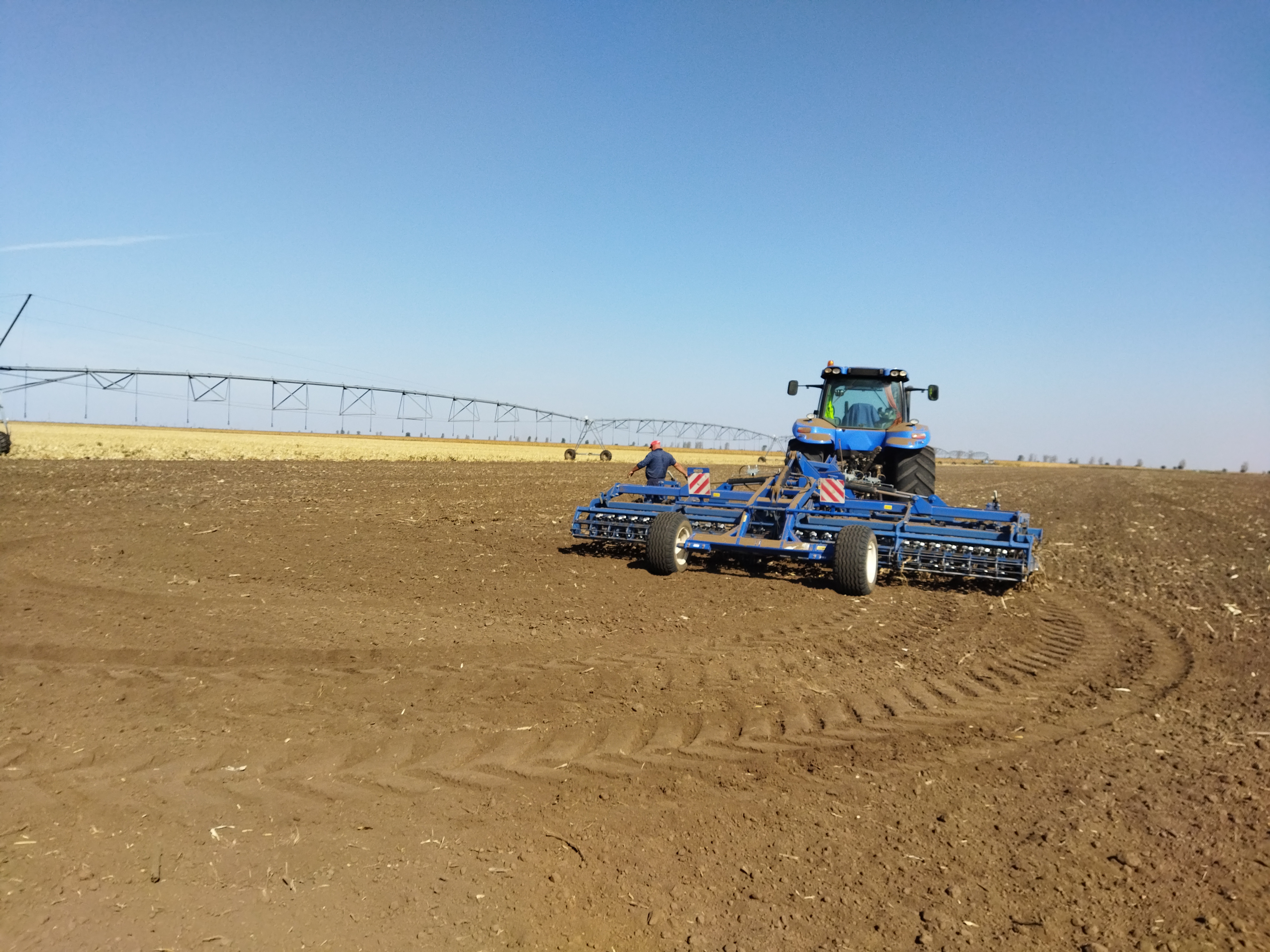 Tracteur semant du blé en octobre Tracteur semant du blé en octobre